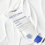 Aestura Atobarrier 365 Cream textuur op de hand