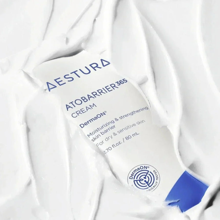 Aestura Atobarrier 365 Cream textuur op de hand